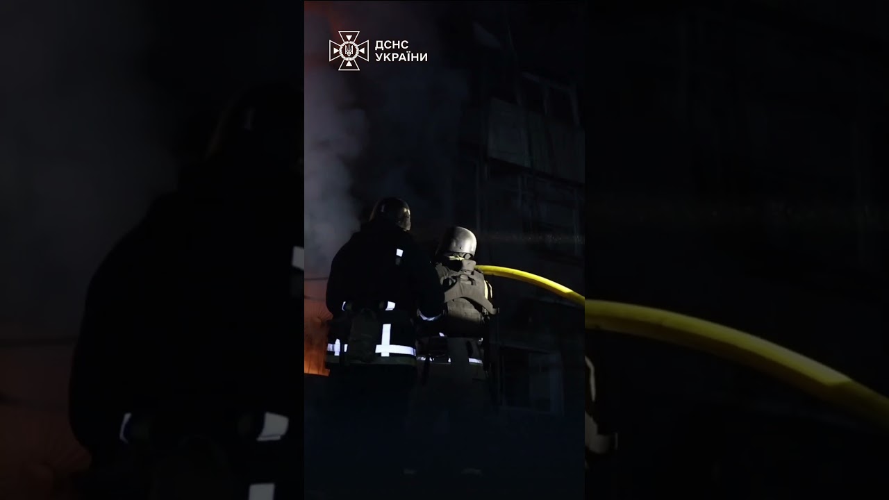 Фото для новини:Рятувальники шукають життя серед руїн