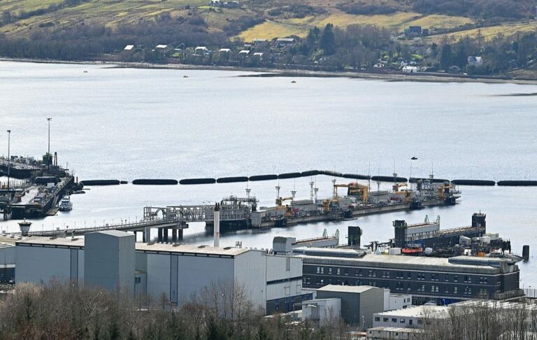 Фото для новини:У Британії затримали іранських шпигунів, що дісталися на базу субмарин