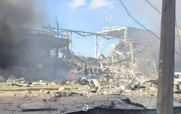 Фото для новини:У Донецьку потужна пожежа після ракетного удару