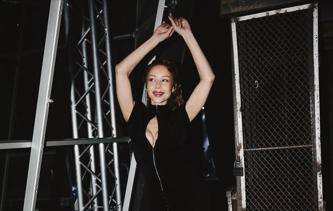 Фото для новини:У Кароль під час концерту розстебнулася сукня