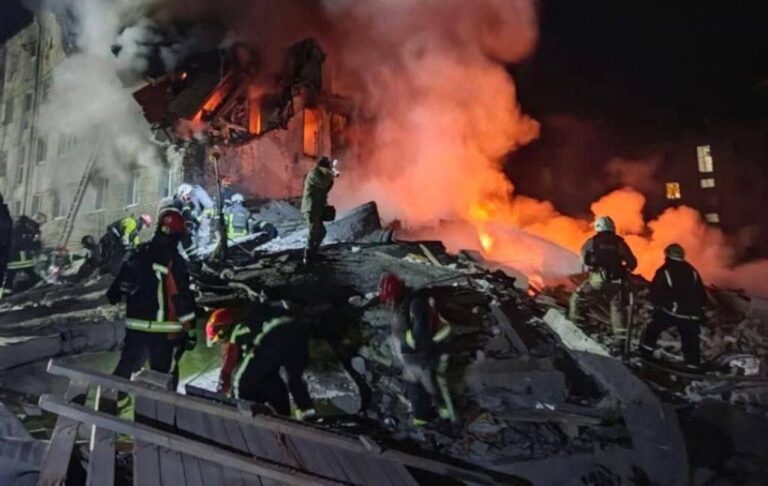 Фото для новини:У Харкові не можуть дістати людей з-під завалів