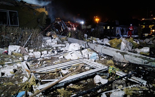 Фото для новини:У Харкові уламки БПЛА пошкодили вікна і авто