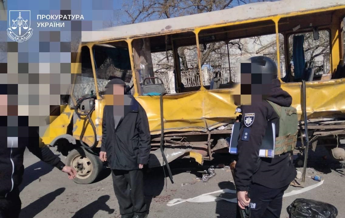 Фото для новини:У Херсоні дрон атакував маршрутку, 20 поранених