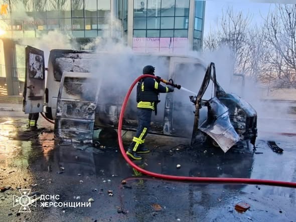 Фото для новини:У Херсоні російський дрон влучив у мікроавтобус, є постраждалий