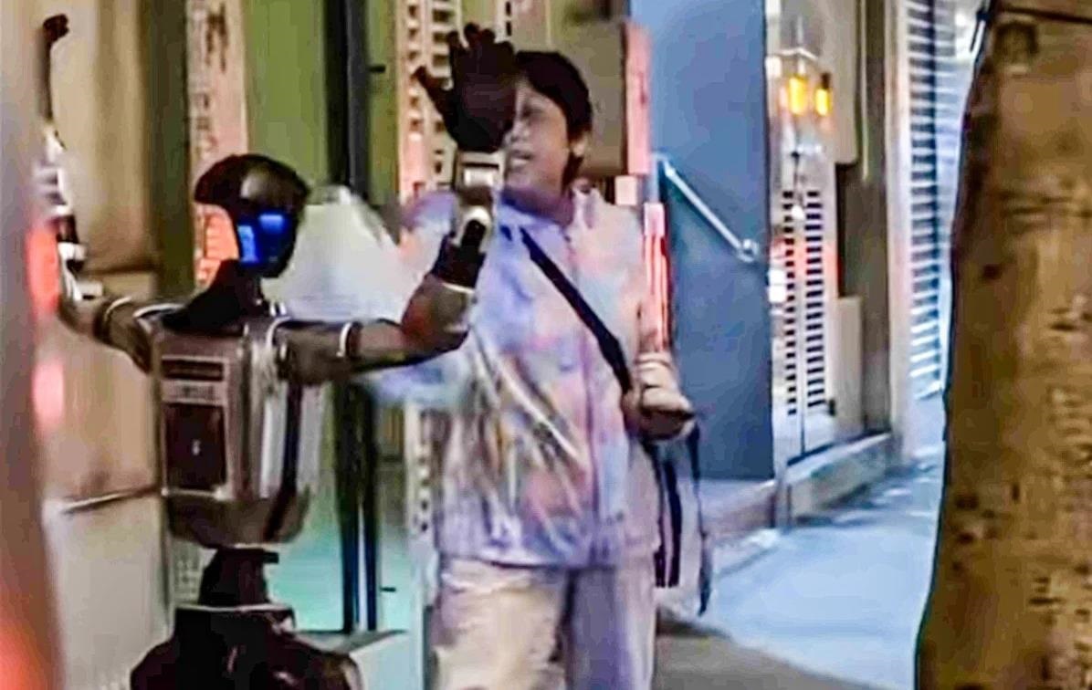 Фото для новини:У Китаї поліція заарештувала людиноподібного робота