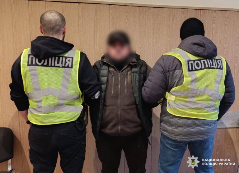 Фото для новини:У Києві іноземець влаштував танці на меморіалі пам&rsquo;яті на Майдані