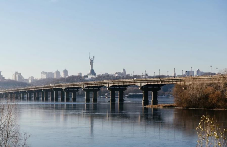 Фото для новини:У Києві перевірили міст Патона та відповіли, чи безпечно ним їздити