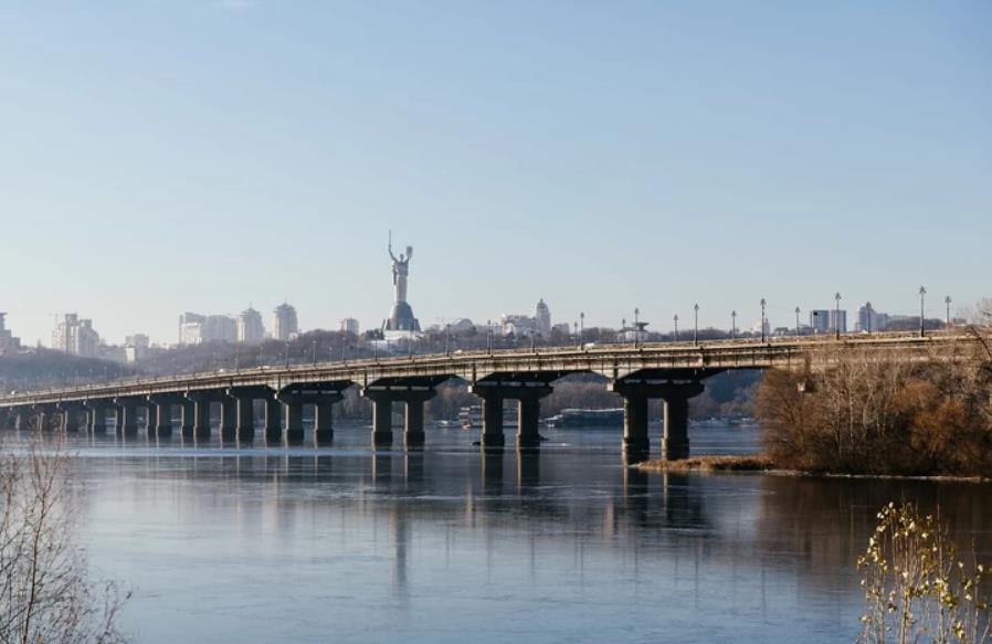 Фото для новини:У Києві перевірили міст Патона та відповіли, чи безпечно ним їздити
