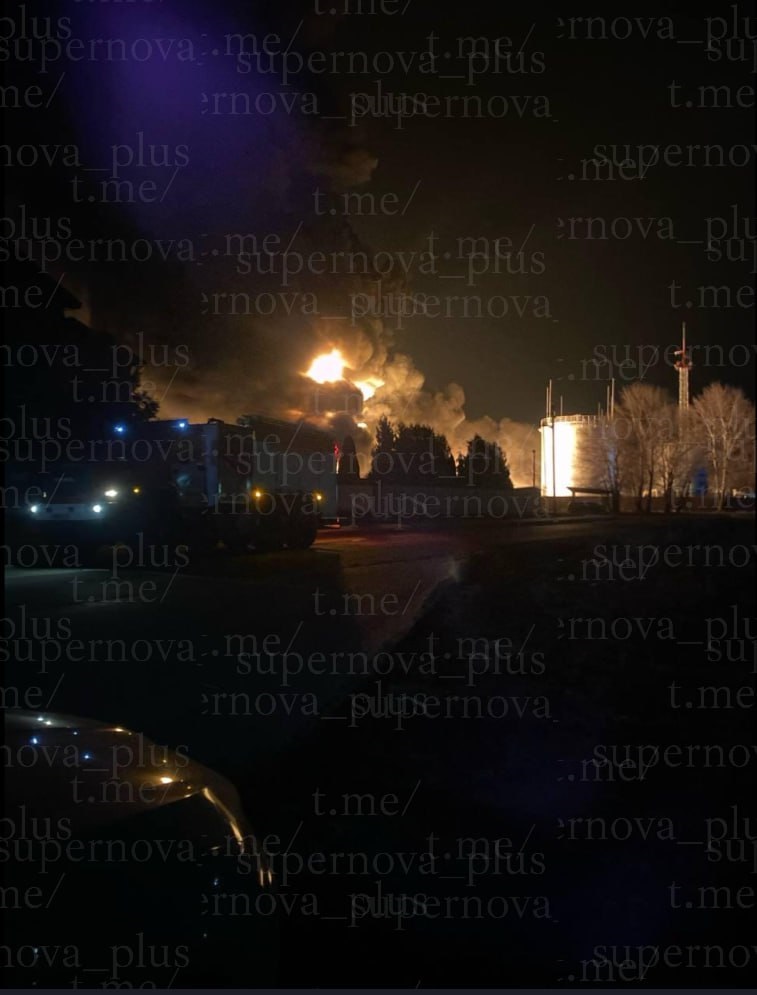 Фото для новини:У Краснодарському краї вирує пожежа на нафтобазі