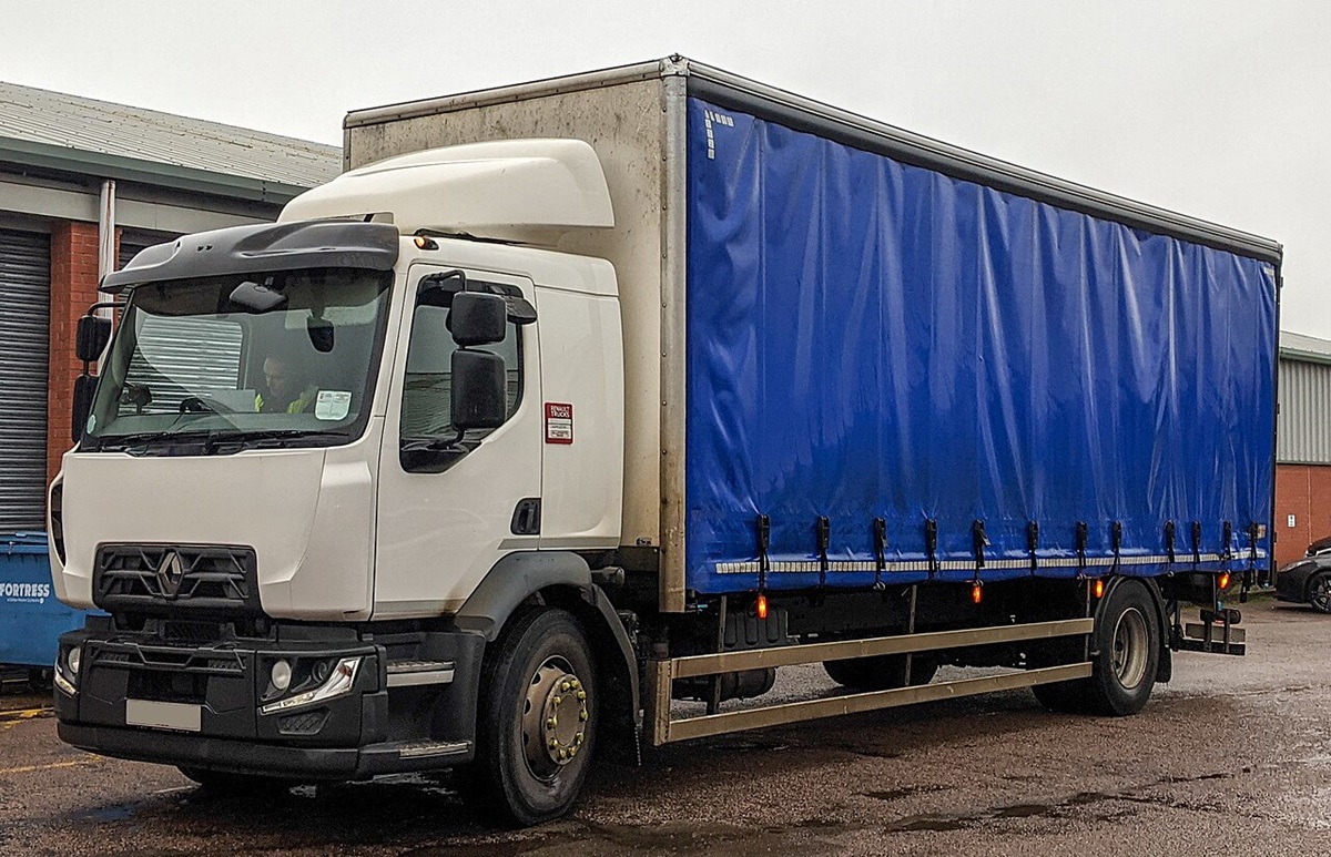 Фото для новини:У лютому українці придбали 880 вантажівок: які марки найчастіше обирали