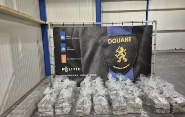 Фото для новини:У Нідерландах знайшли 400 кг кокаїну в бананах