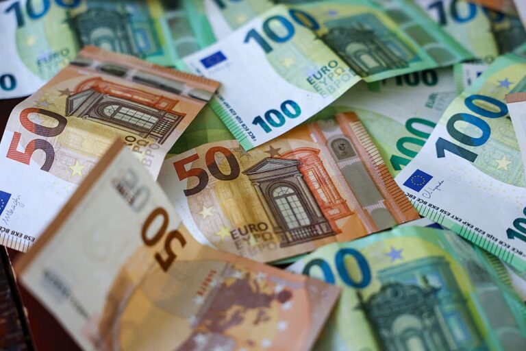 Фото для новини:У Німеччині 7-річний хлопчик приніс до школи 5000 євро