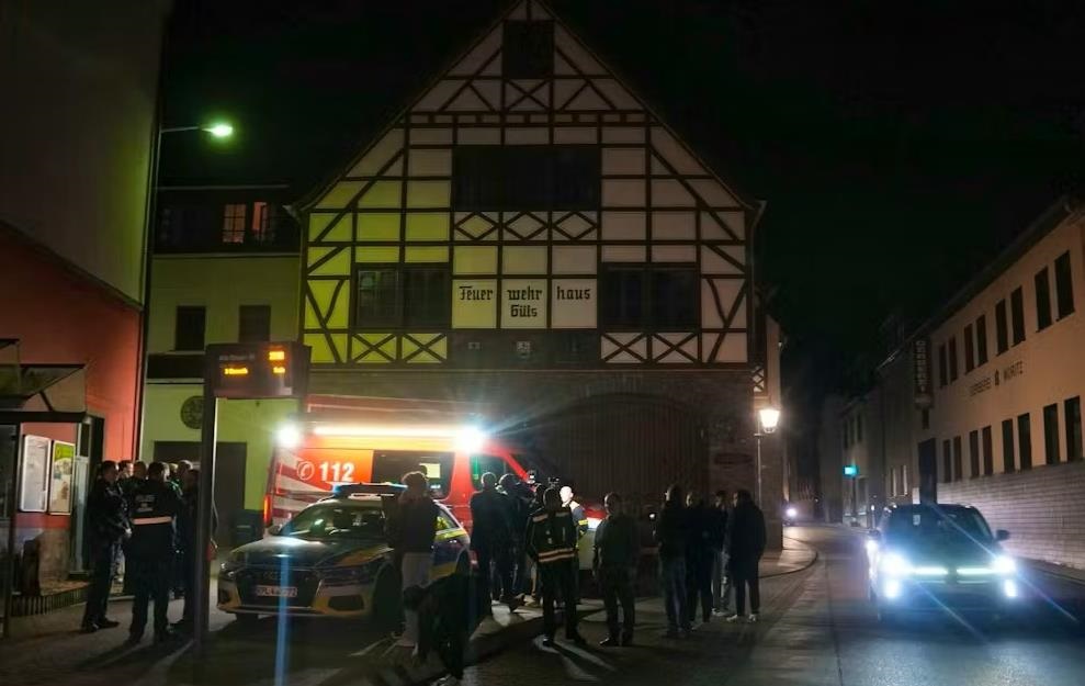 Фото для новини:У Німеччині метеорит пробив дах будинку: падіння бачили в кількох країнах