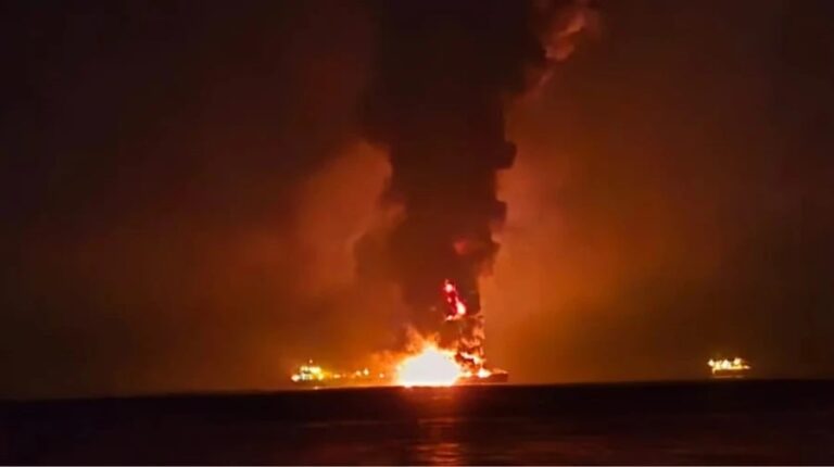 Фото для новини:У Перській затоці горять нафтові танкери після атаки Ірану - ЗМІ