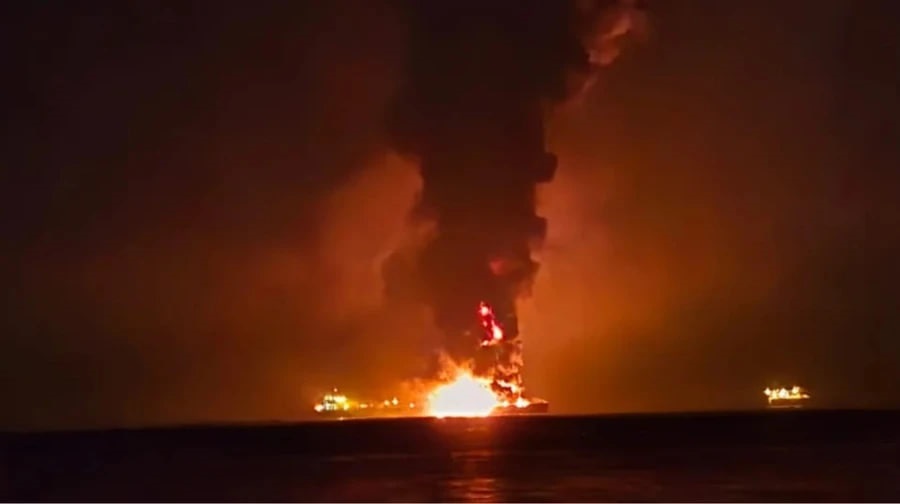 Фото для новини:У Перській затоці горять нафтові танкери після атаки Ірану - ЗМІ