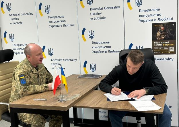 Фото для новини:У Польщі група добровольців Українського легіону підписала контракти із ЗСУ