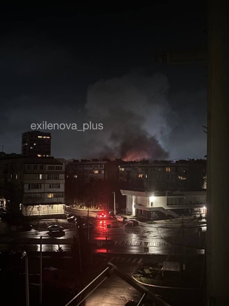 Фото для новини:У Севастополі стався вибух у п'ятиповерхівці: палають три поверхи