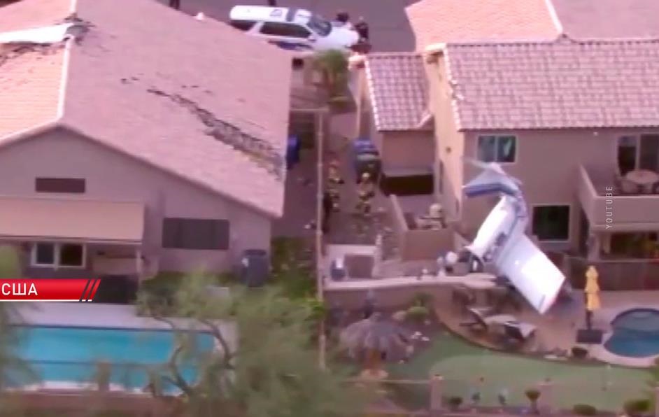 Фото для новини:У США літак впав у двір житлового будинку: крило пробило дах, є постраждалі