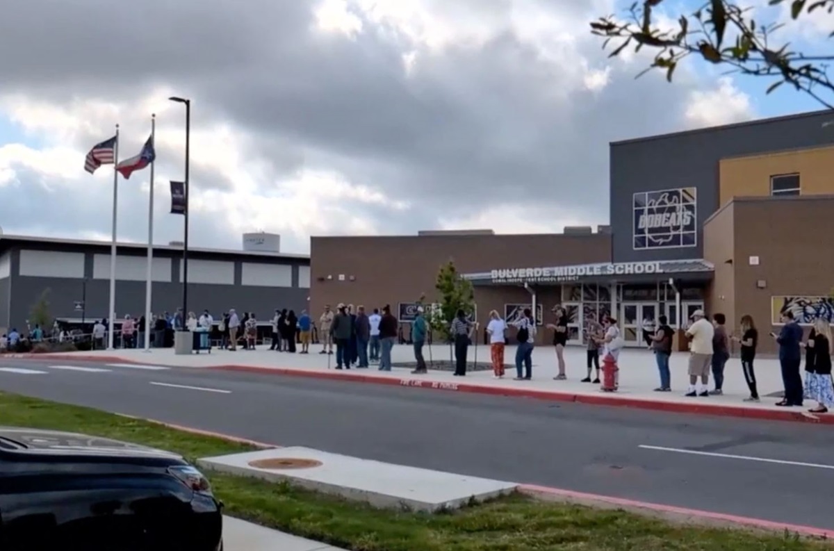 Фото для новини:У США учень відкрив стрілянину у школі, після чого вчинив самогубство