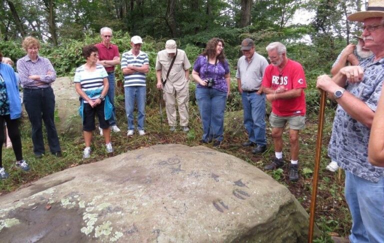 Фото для новини:У США знайшли 1000-річну скелю з загадковими слідами