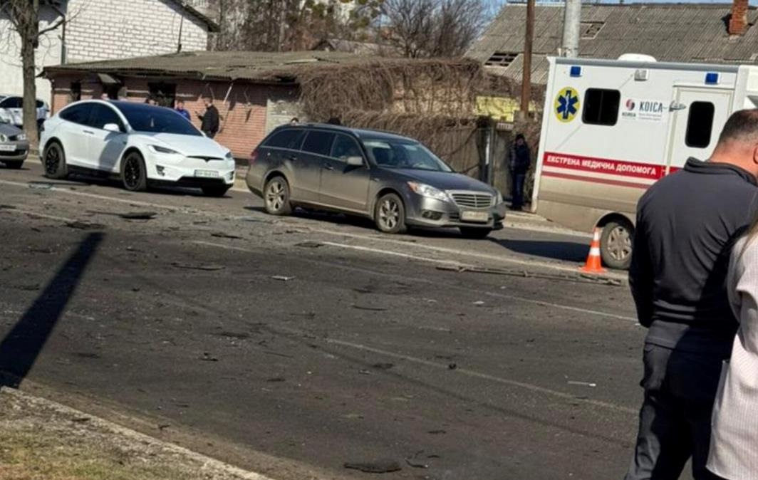 Фото для новини:У Сумах дрон влучив у дорогу: пошкоджені авто, є поранені