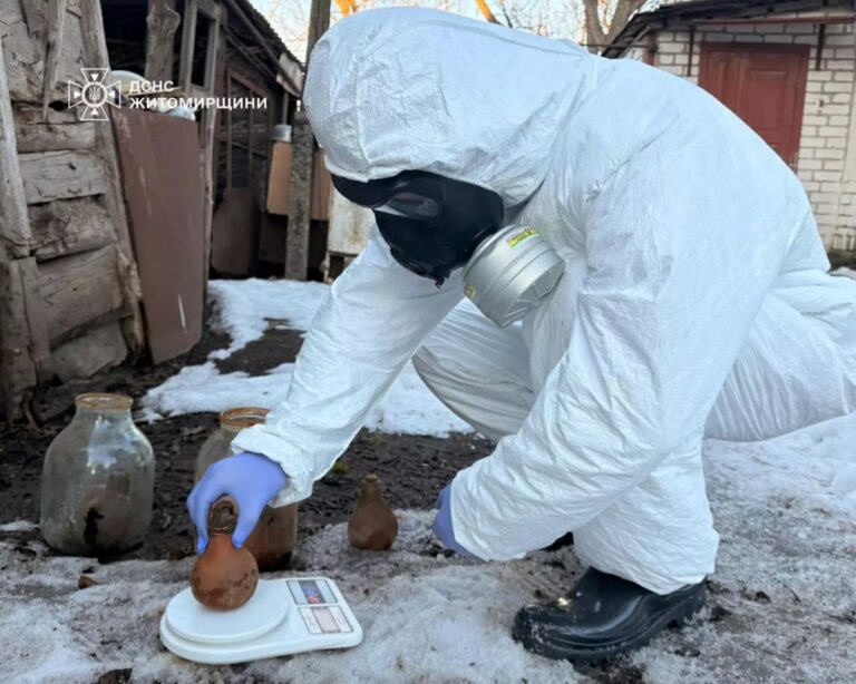 Фото для новини:У Житомирі виявили 15 кг ртуті у приватному дворі