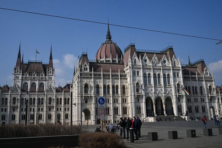 Фото для новини:Угорщина "узаконила" арешт грошей і золота України