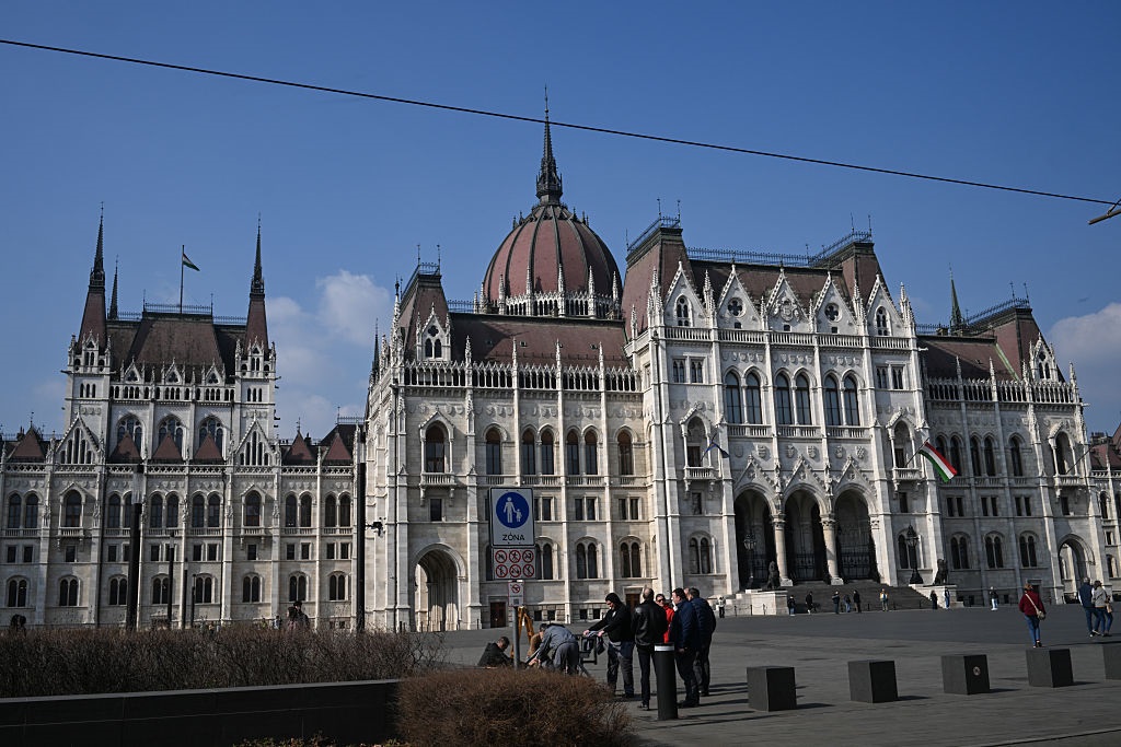 Фото для новини:Угорщина "узаконила" арешт грошей і золота України