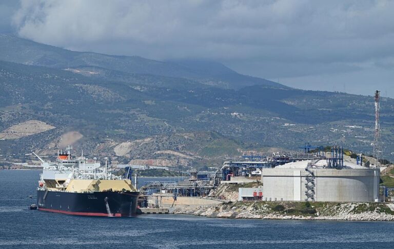 Фото для новини:Україна домовляється з Грецією про постачання дизелю та газу