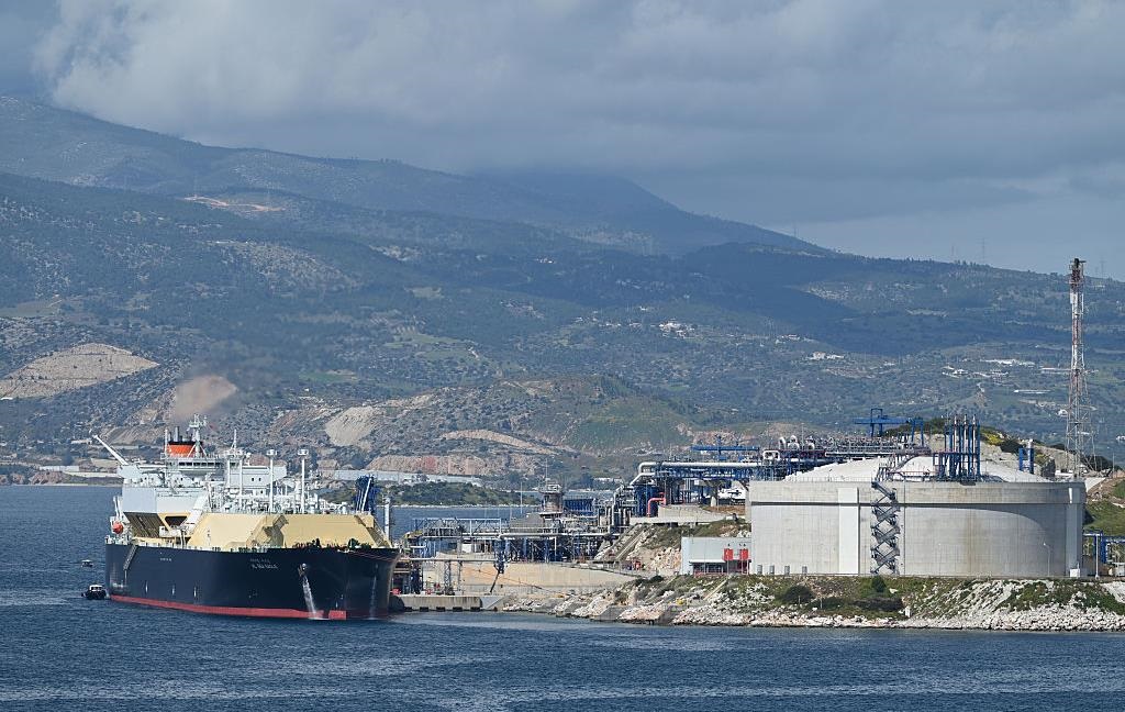 Фото для новини:Україна домовляється з Грецією про постачання дизелю та газу