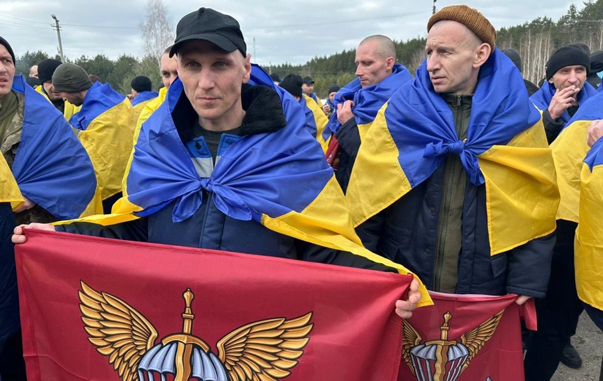 Фото для новини:Україна повернула з полону 302 воїнів і цивільних