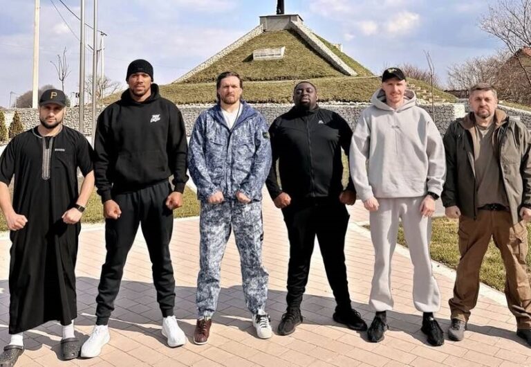 Фото для новини:Усик прокоментував поїздку з Джошуа в Україну: Сильний батон