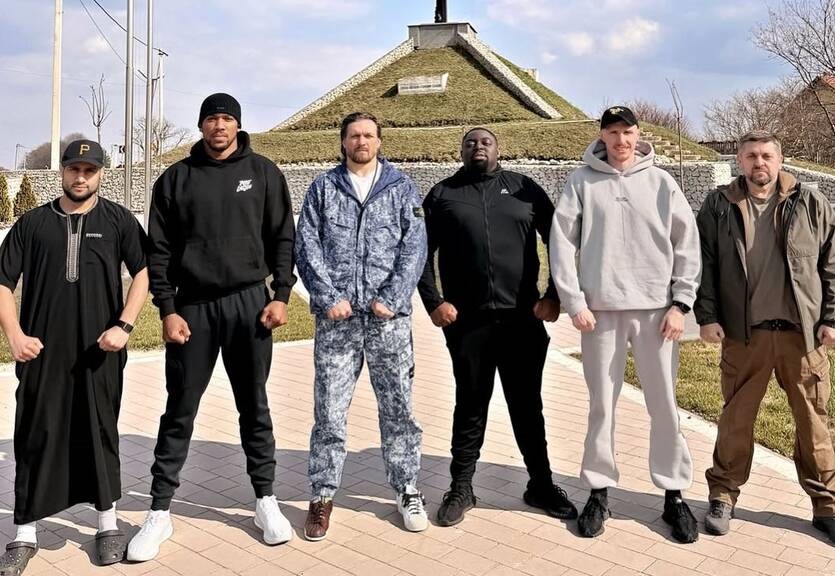 Фото для новини:Усик прокоментував поїздку з Джошуа в Україну: Сильний батон