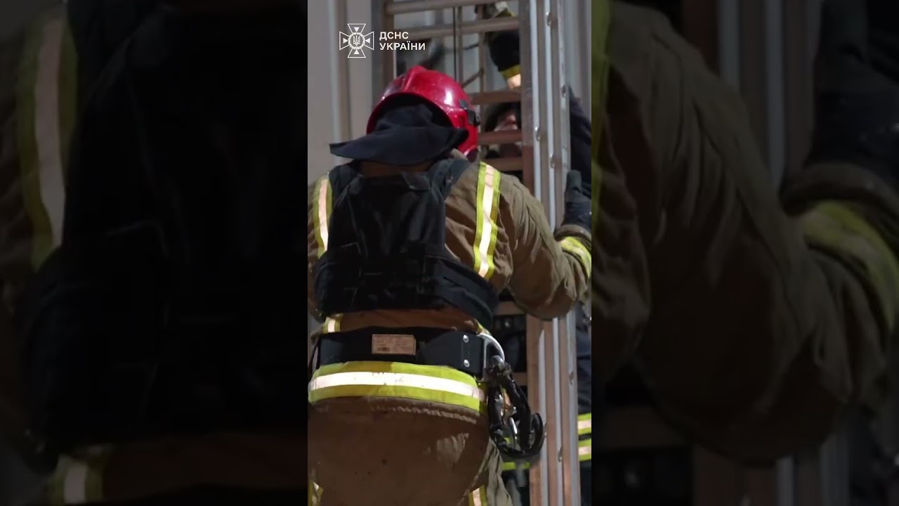 Фото для новини:Ніч у Сумах. Удар росіян по цивільних. Там, де вогонь і руйнування, — там наші рятувальники.