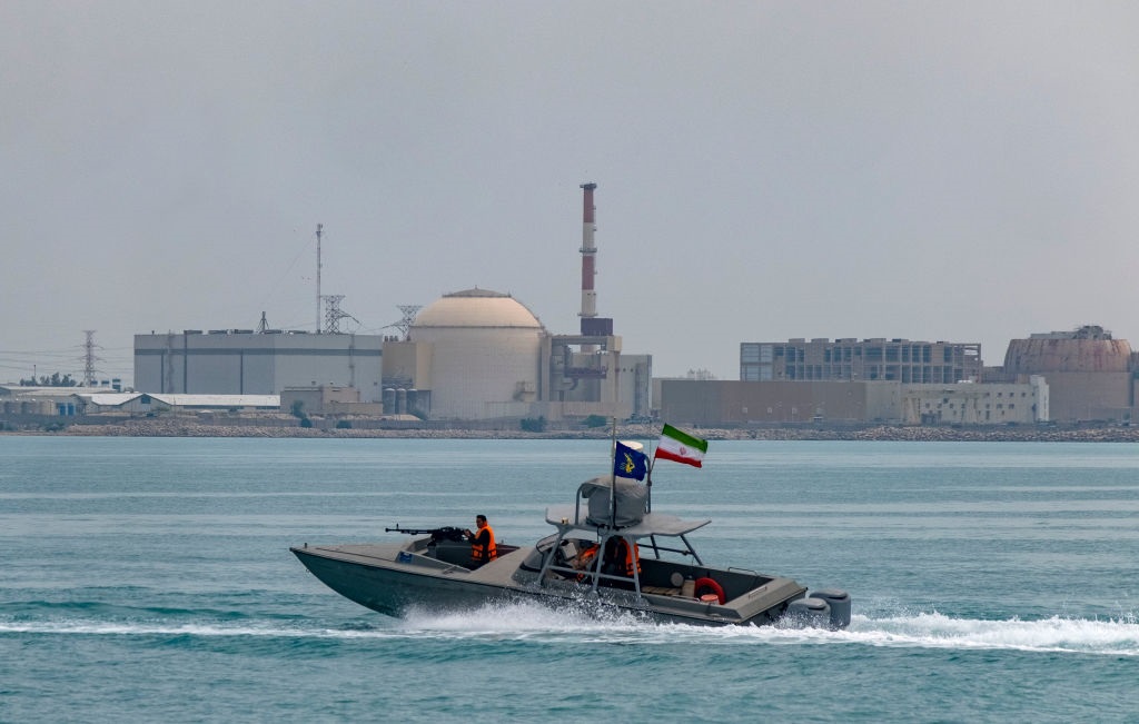 Фото для новини:В Ірані на території АЕС, де працюють сотні росіян, впав боєприпас