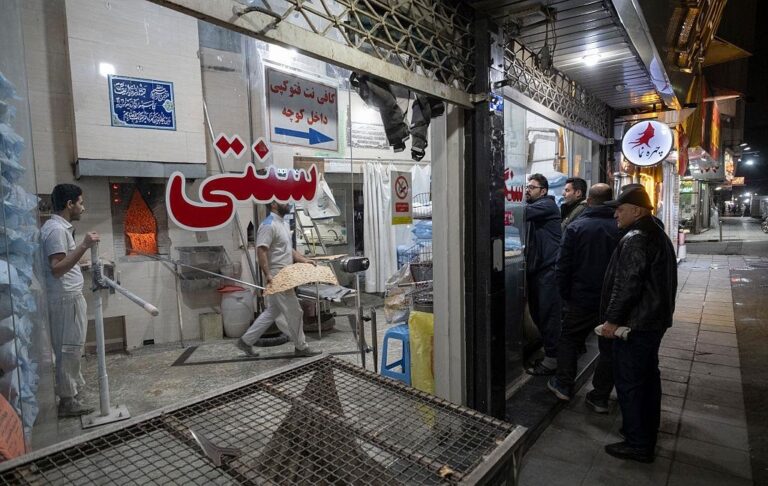 Фото для новини:В Ірані перебої з хлібом після зупинки поставок зерна з РФ - ЗМІ