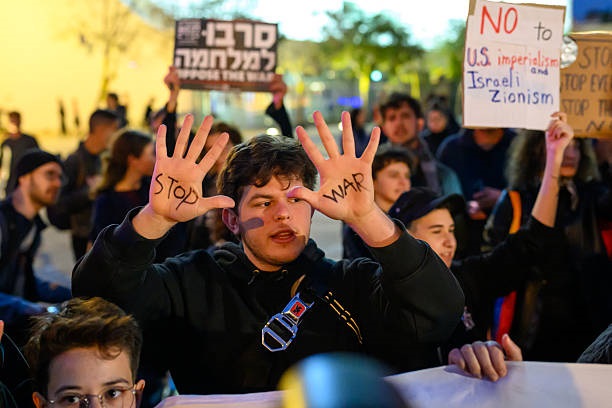 Фото для новини:В Ізраїлі тисячі людей протестують проти війни з Іраном