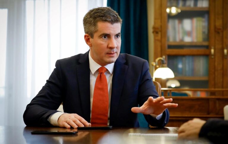 Фото для новини:В Орбана готуються надовго "затримати" викрадені гроші Ощадбанку