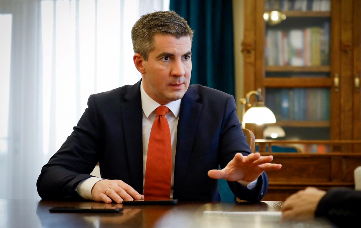 Фото для новини:В Орбана готуються надовго "затримати" викрадені гроші Ощадбанку