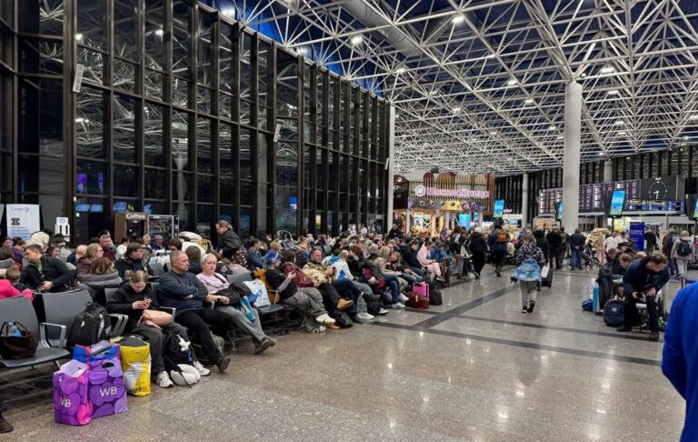 Фото для новини:В Сочі скасували десятки авіарейсів через "найтривалішу атаку" БпЛА