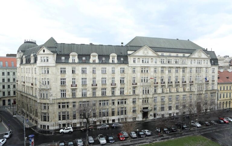 Фото для новини:В Угорщині заборонили експорт нафти, бензину й дизеля