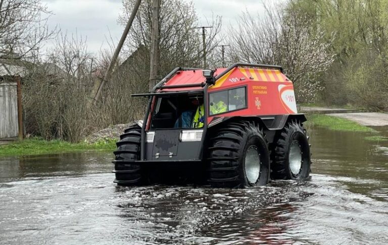 Фото для новини:В Україні через дощі та відлигу почалися повені