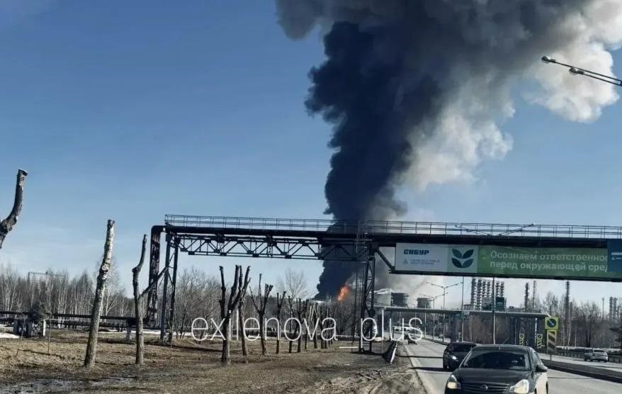 Фото для новини:Вибухи в Татарстані: горить нафтохімічний гігант