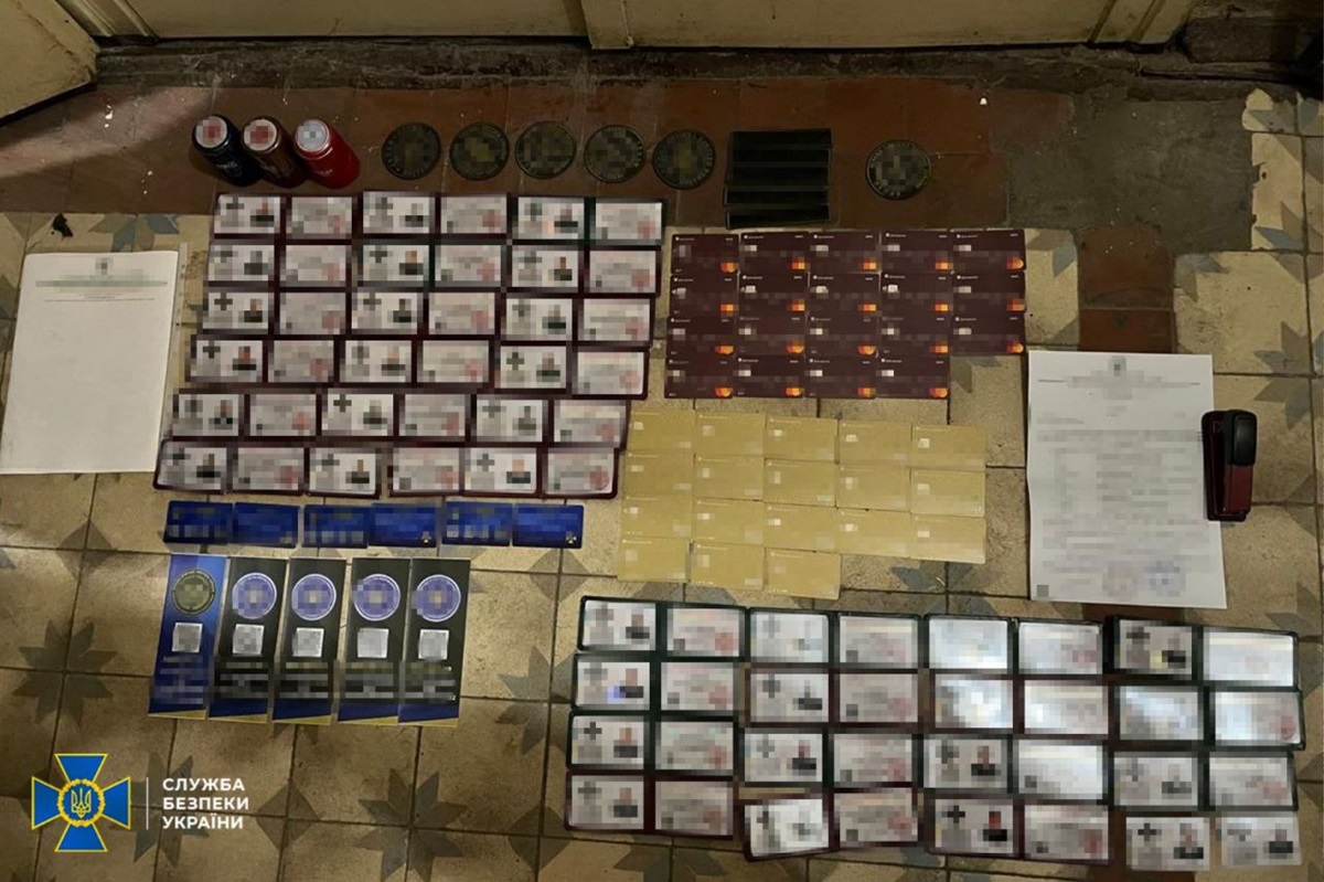 Фото для новини:Викрито схему з продажу фіктивних посвідчень правоохоронців