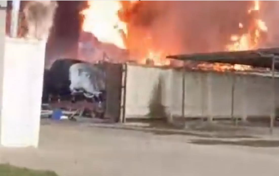 Фото для новини:Вітер "збільшив" пожежу на нафтобазі в РФ