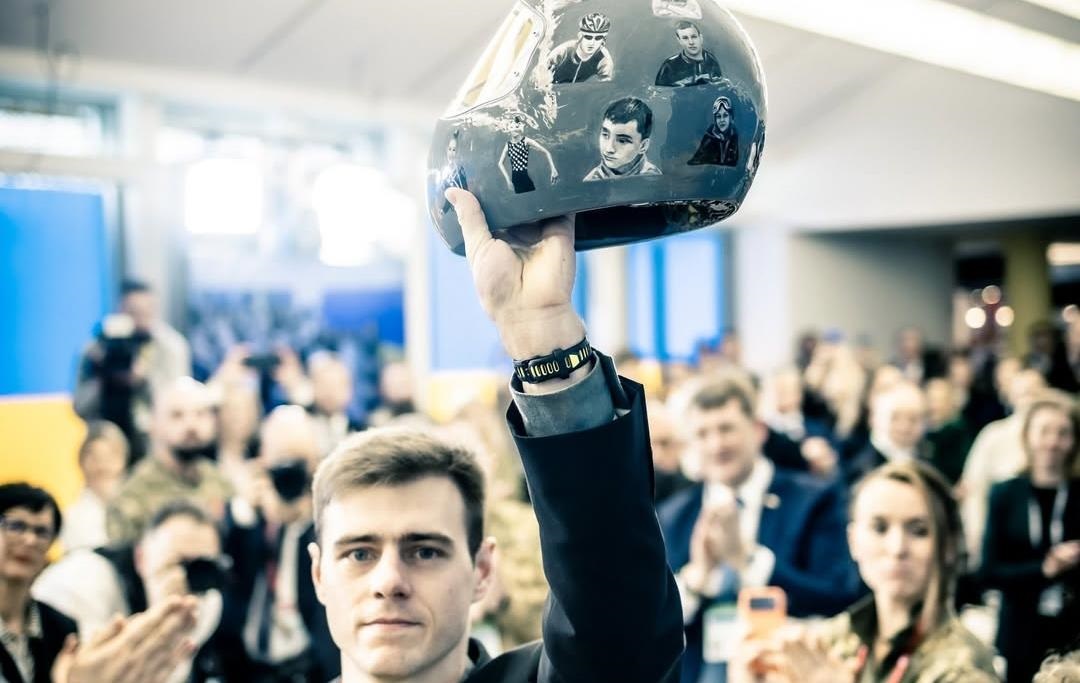 Фото для новини:Владислав Гераскевич подарував вишиванку Бену Стіллеру