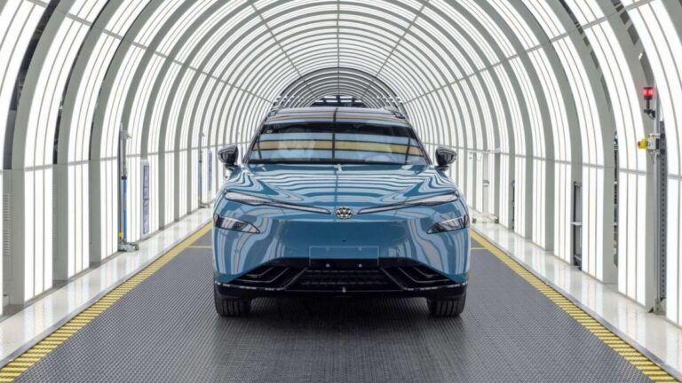 Фото для новини:Volkswagen і XPeng запустили виробництво електрокросовера ID. Unyx 08