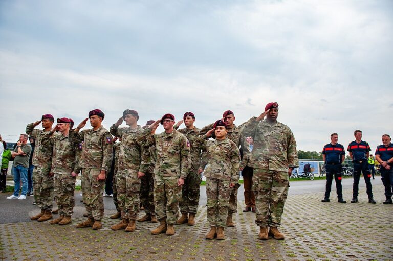 Фото для новини:Який план? Трамп стягує війська на Близький Схід