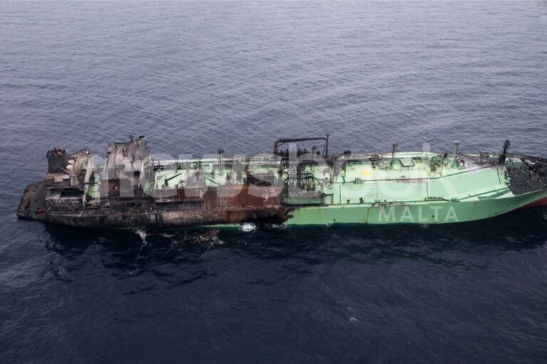 Фото для новини:З'явилися фото ураженого в Середземному морі танкера Росії