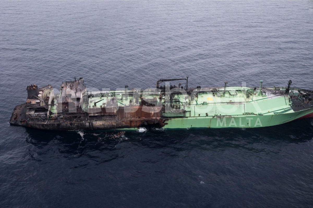 Фото для новини:З'явилися фото ураженого в Середземному морі танкера Росії